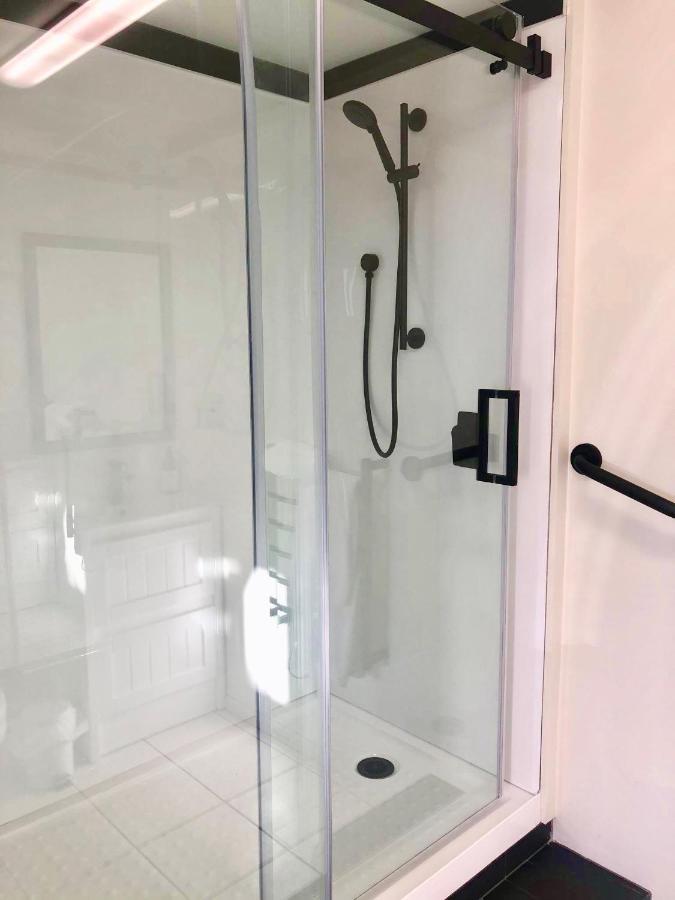 Le Chalet Waiheke Apartments Ostend Екстериор снимка