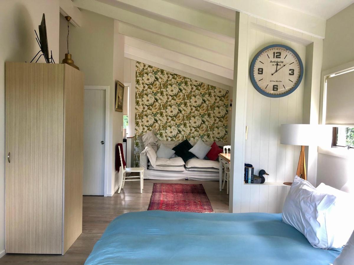 Le Chalet Waiheke Apartments Ostend Екстериор снимка