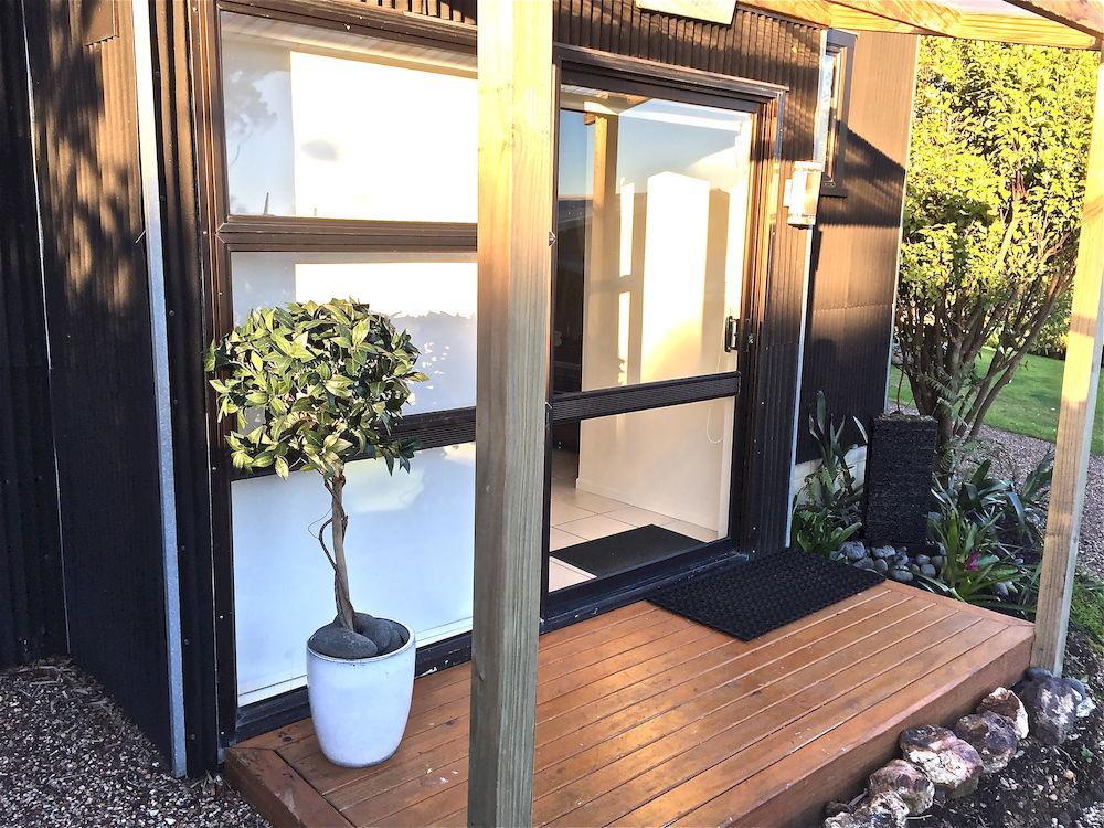 Le Chalet Waiheke Apartments Ostend Екстериор снимка