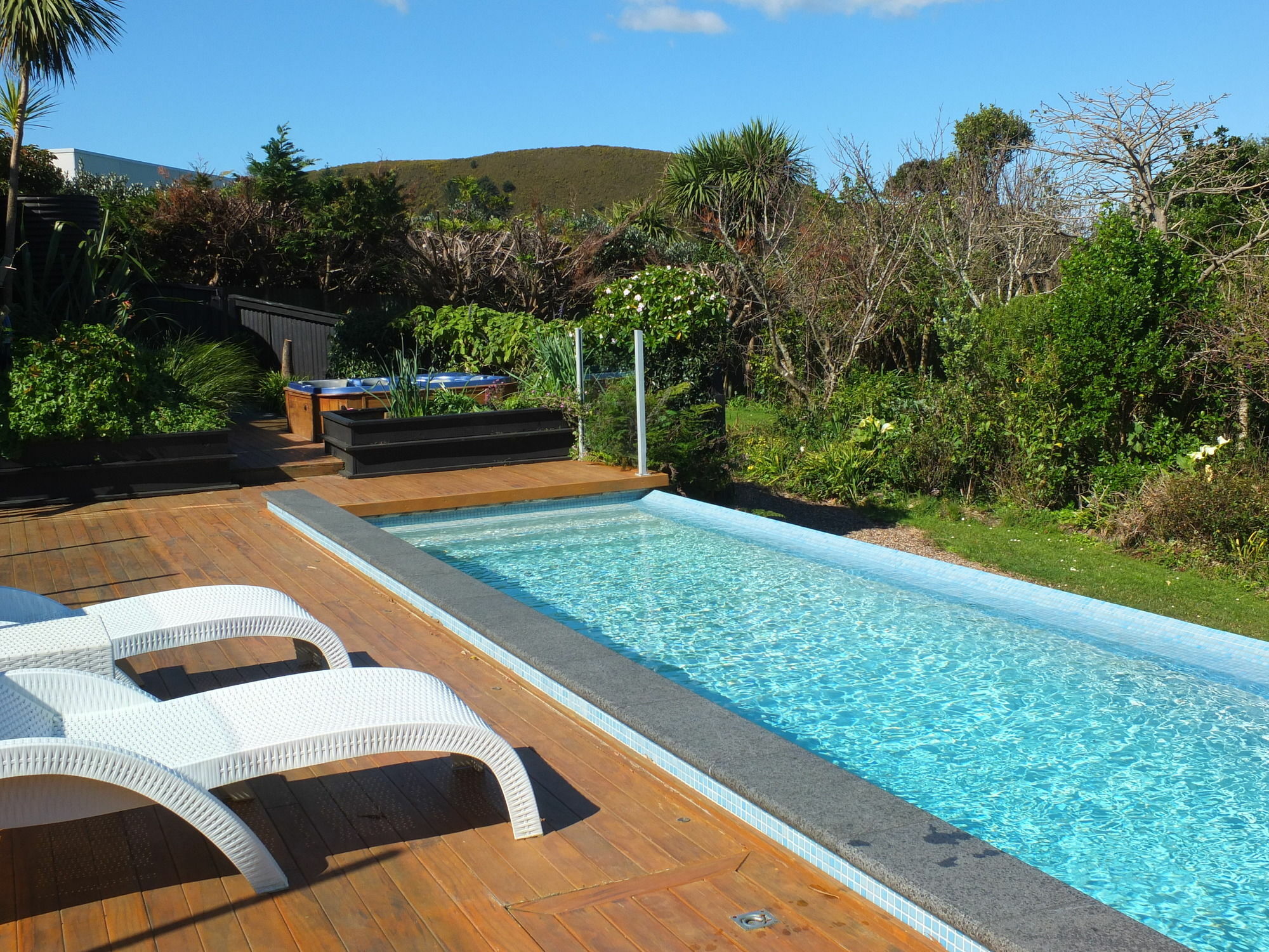 Le Chalet Waiheke Apartments Ostend Екстериор снимка