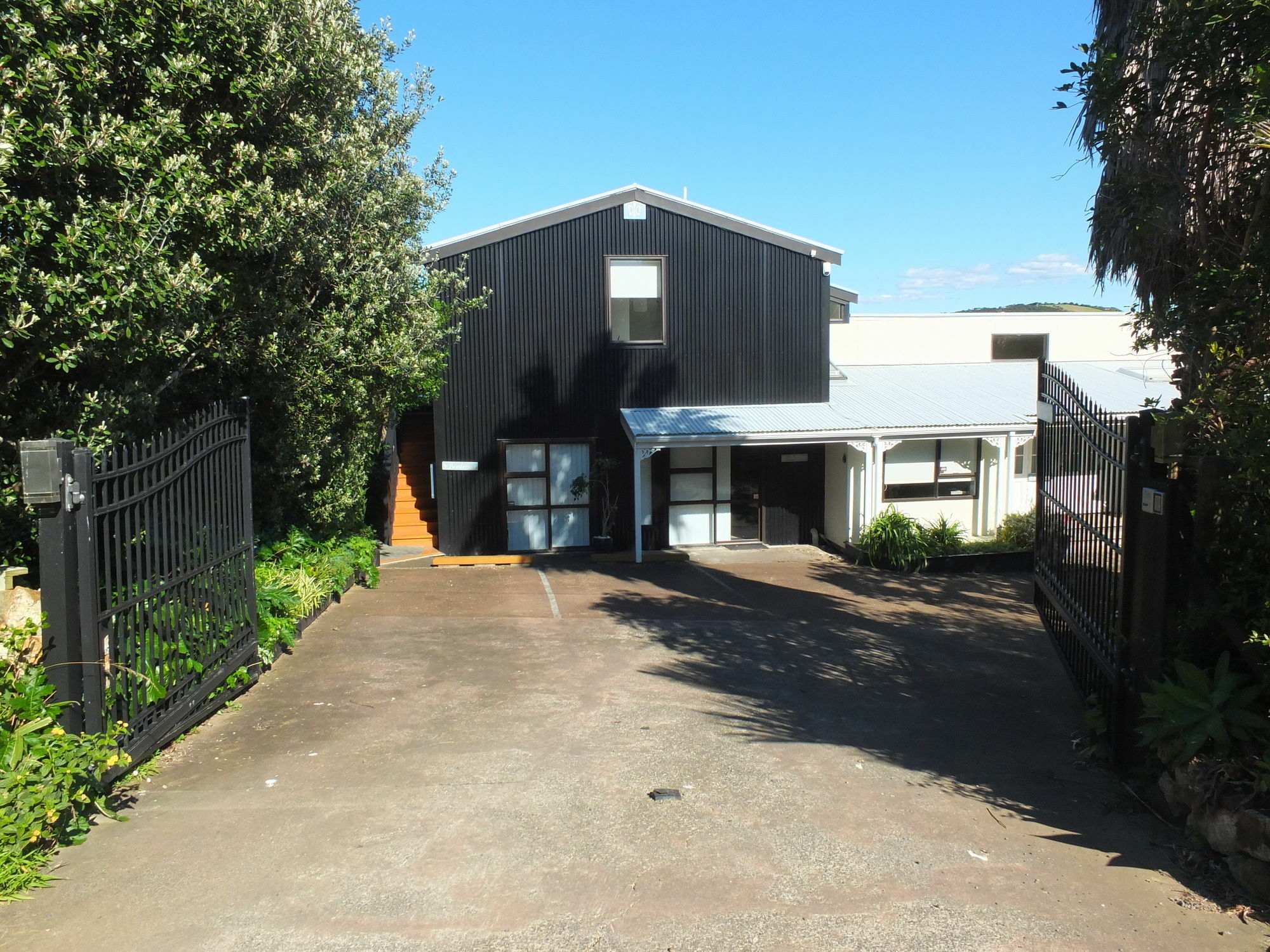 Le Chalet Waiheke Apartments Ostend Екстериор снимка