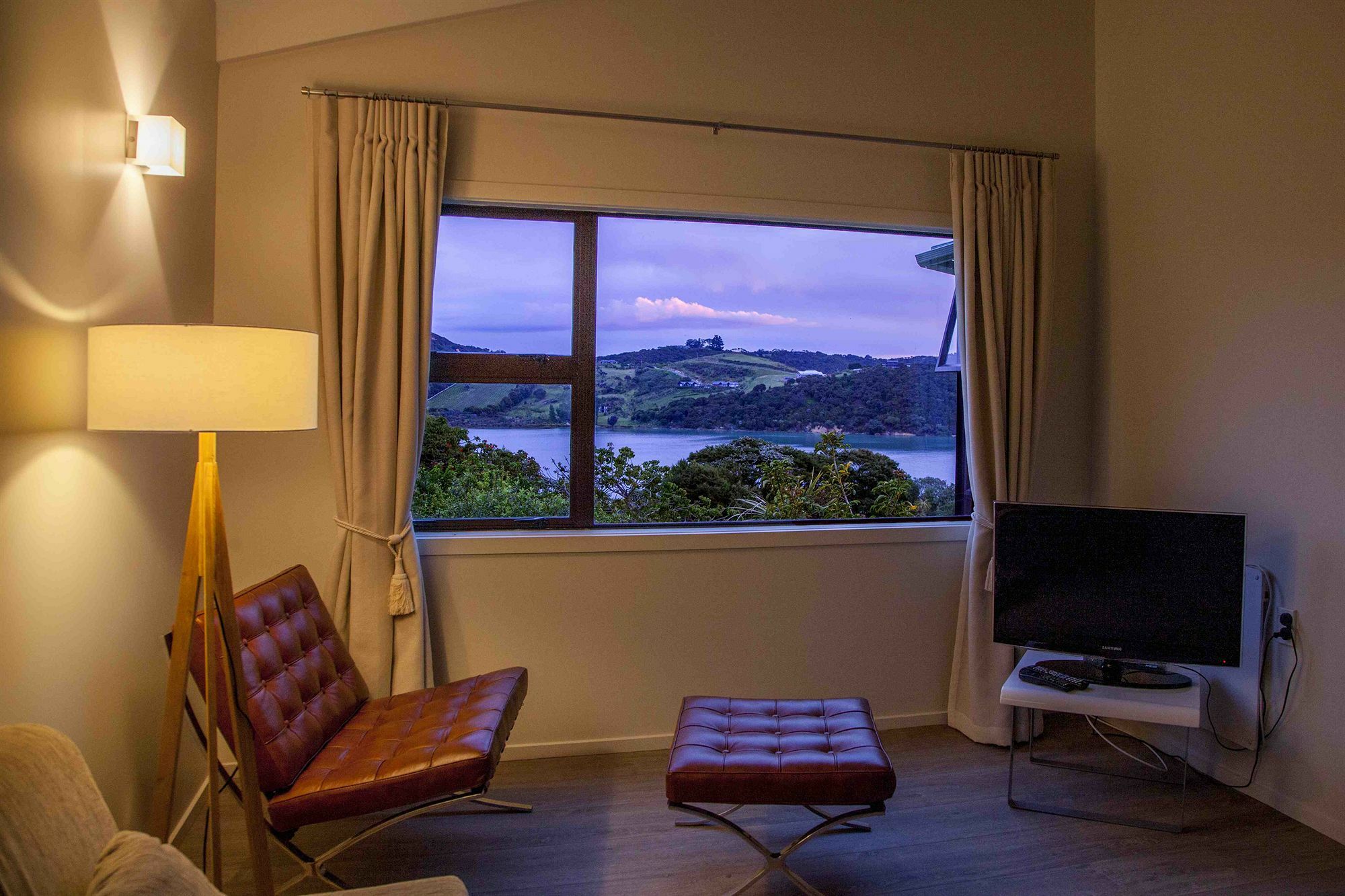 Le Chalet Waiheke Apartments Ostend Екстериор снимка