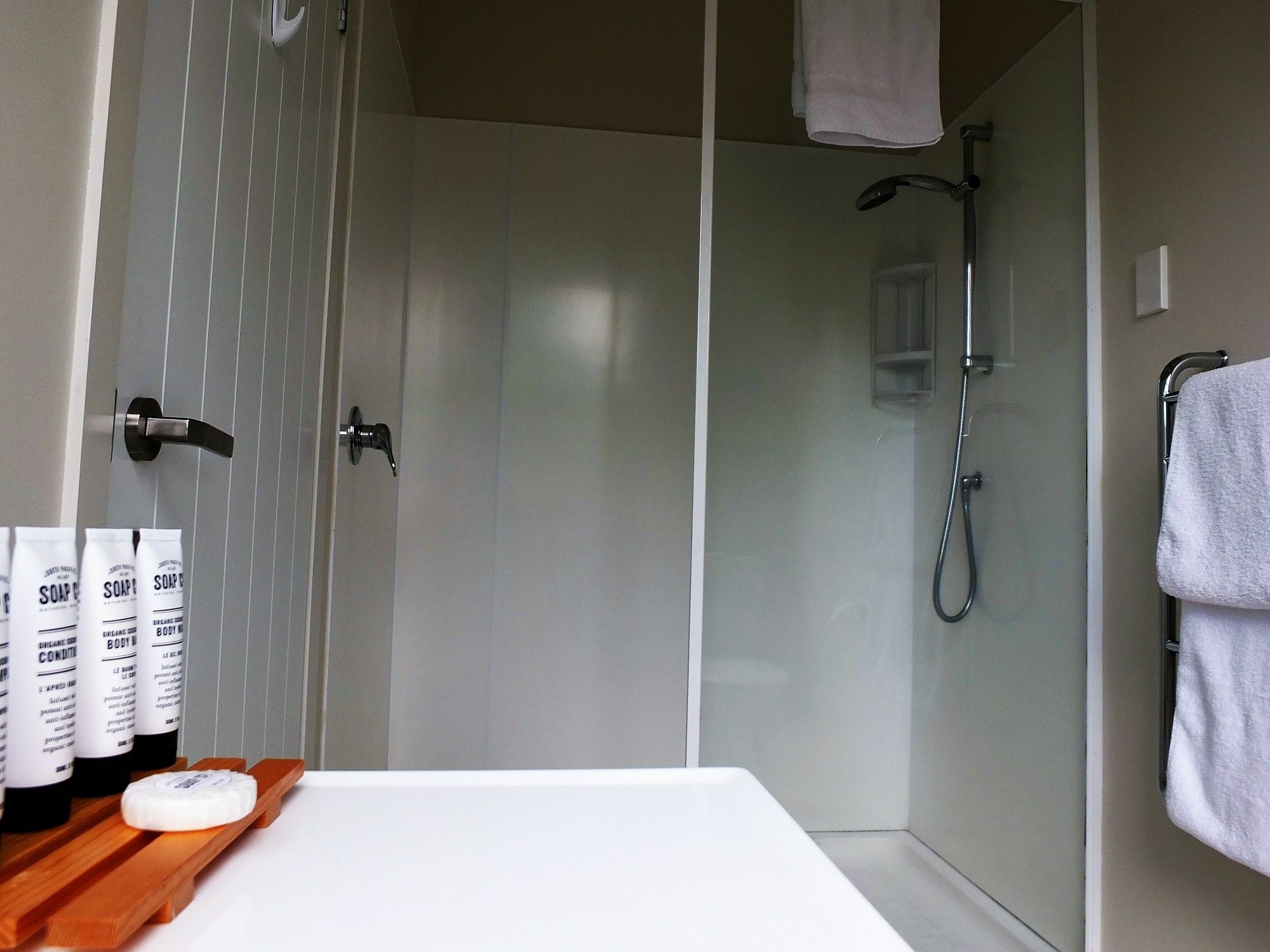 Le Chalet Waiheke Apartments Ostend Екстериор снимка