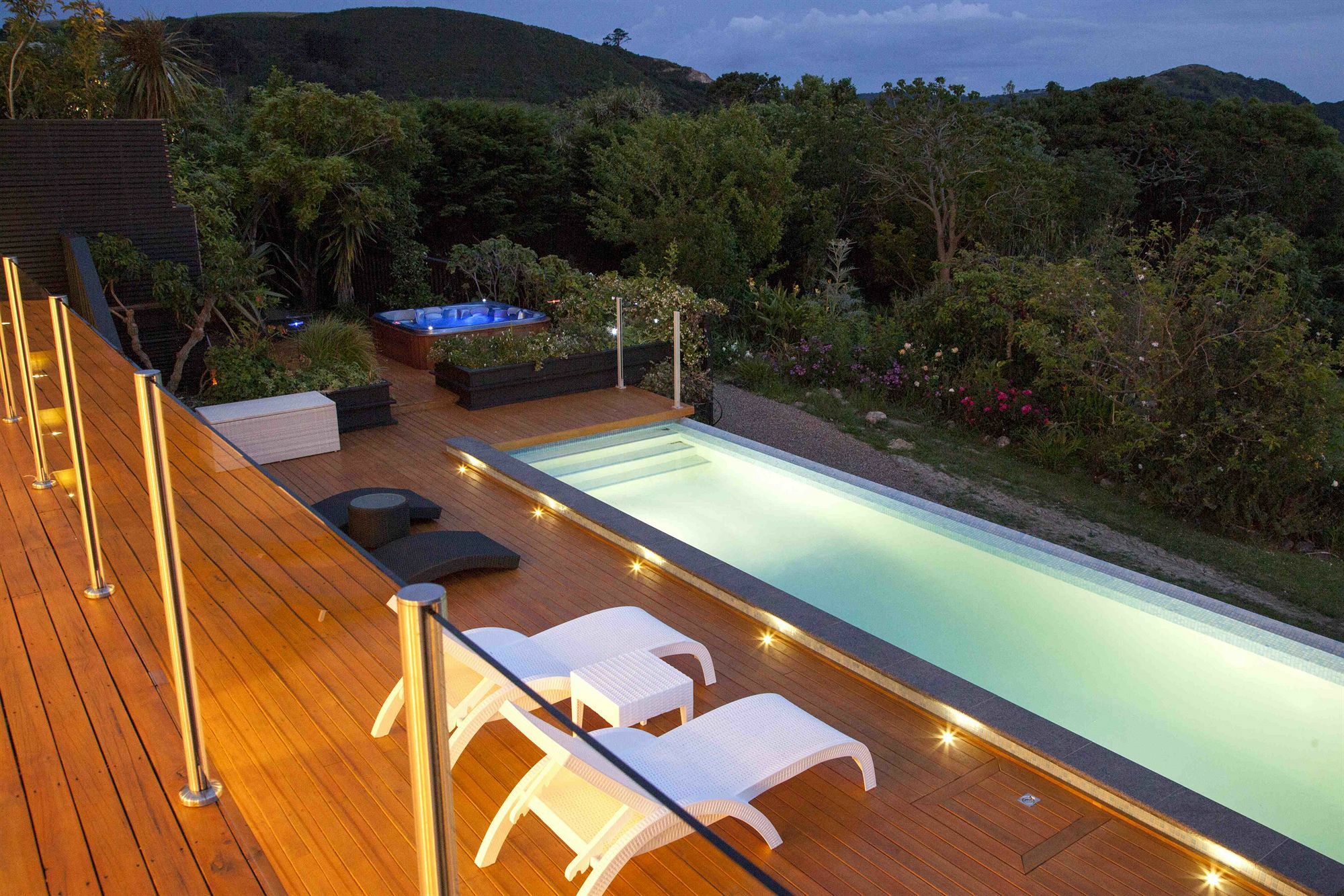 Le Chalet Waiheke Apartments Ostend Екстериор снимка