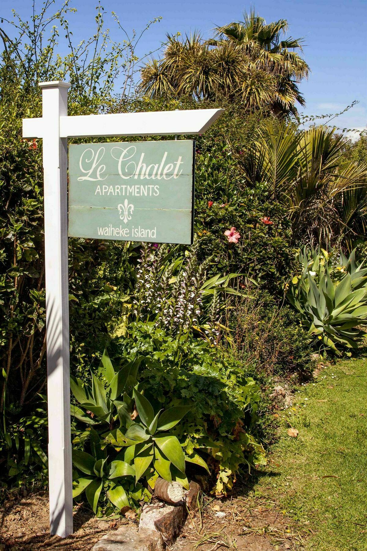 Le Chalet Waiheke Apartments Ostend Екстериор снимка