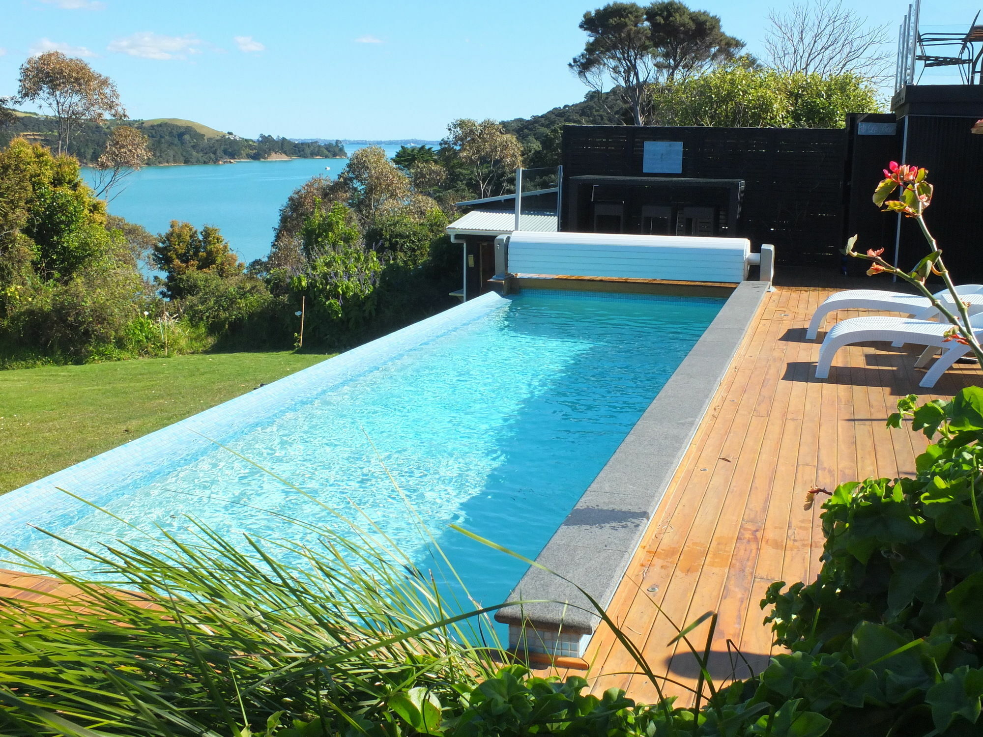 Le Chalet Waiheke Apartments Ostend Екстериор снимка